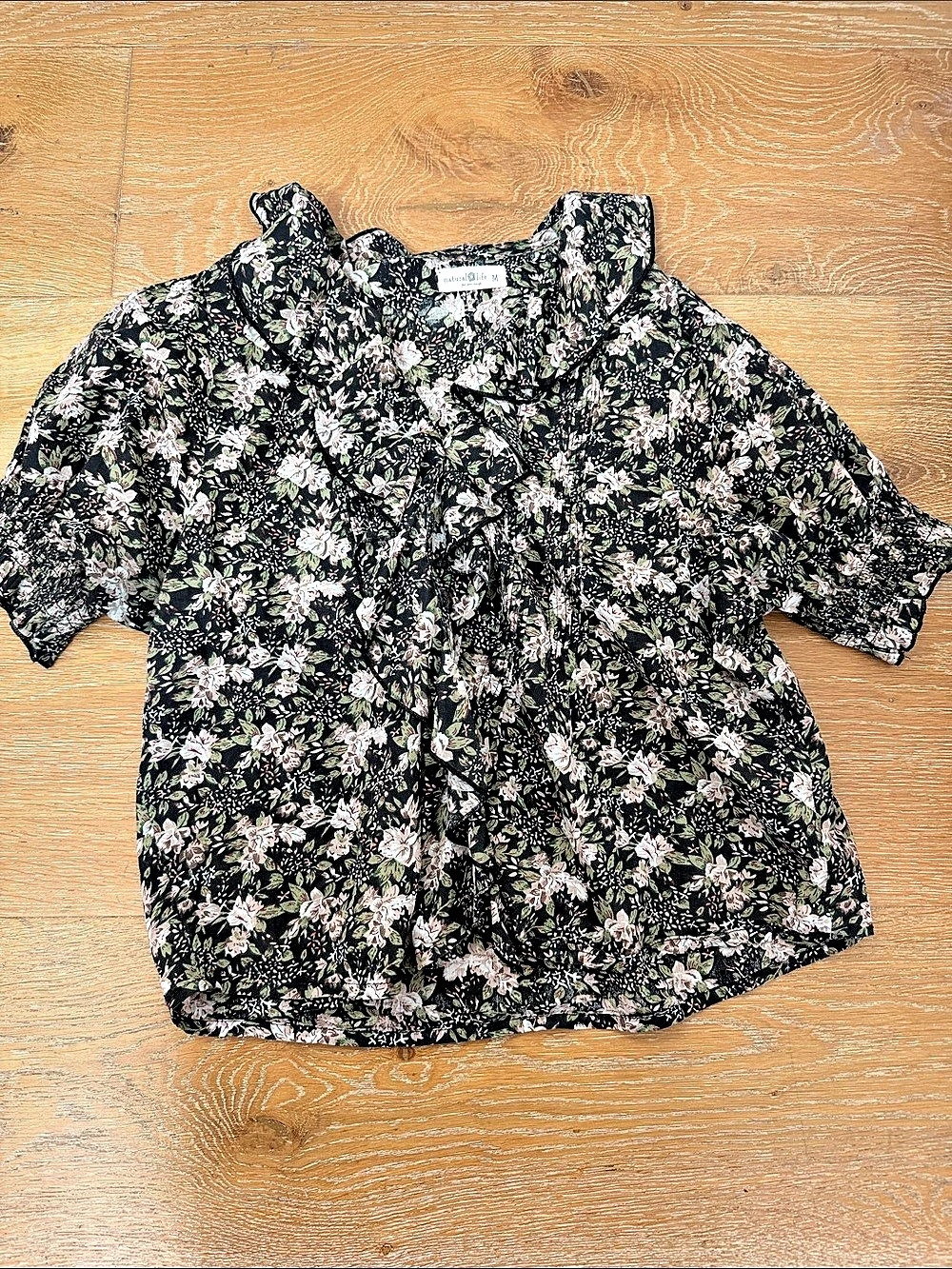 Natural Life Floral Button Front Top in Black & Green Size Medium